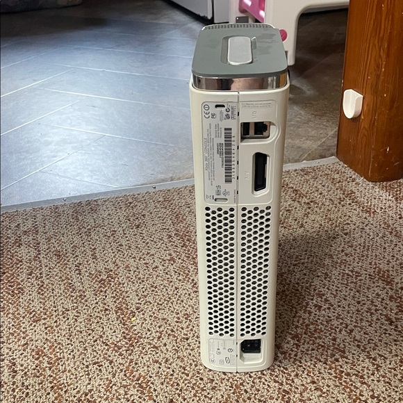 Xbox 360 Console - Picture 4 of 10